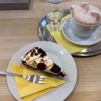 Kuchen und Kaffee im Čauky Mňauky Cafe